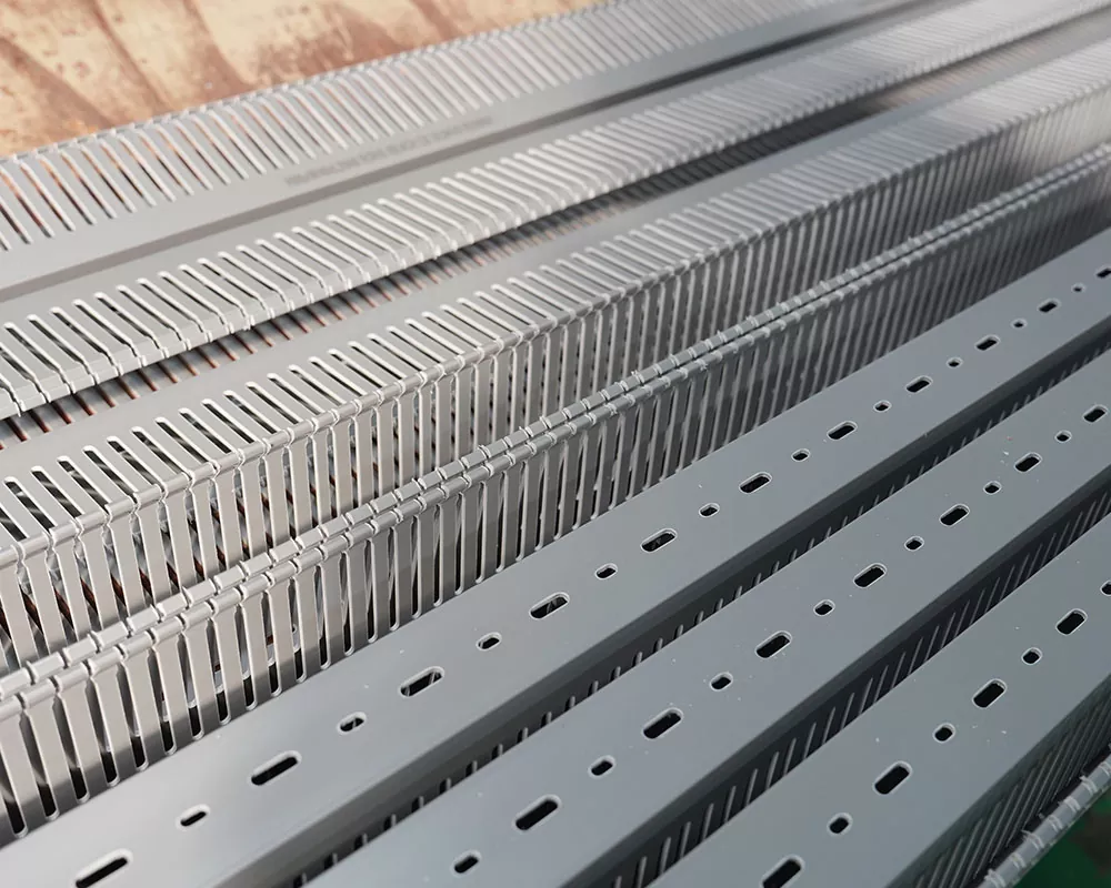 Vad är temperaturmotståndsintervallet för den flamskyddade PVC-kabelrännan inuti distributionsskåpet?